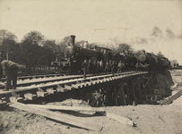 165806 Afbeelding van de beproeving van de spoorweghulpbrug over de Spaarndammerstraat te Amsterdam, met enkele ...